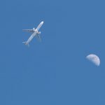 青空に飛行機と月
